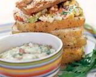 Сэндвич с куриным салатом и миндалем