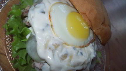 Сэндвич с курицей, горчицей и перепелиным яйцом