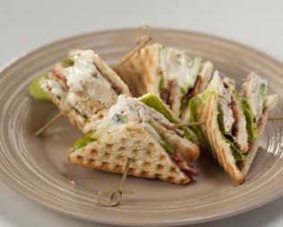 Сэндвич с курицей и не чипсами из бекона