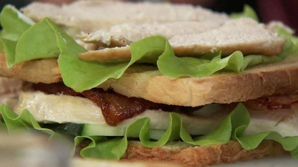 сэндвич с курицей и не чипсами из бекона