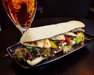 Сэндвич с курицей и овощами-гриль