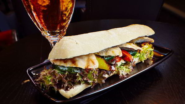 сэндвич с курицей и овощами-гриль