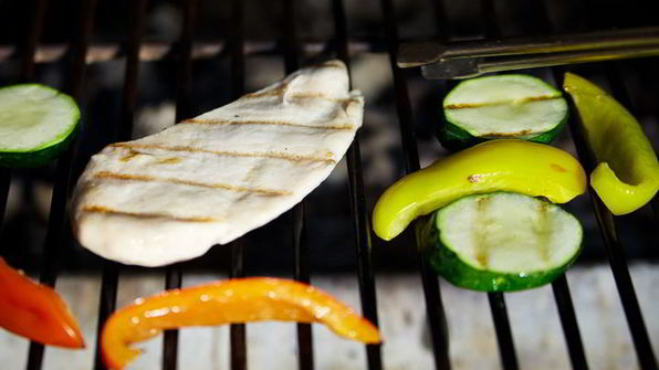 сэндвич с курицей и овощами-гриль