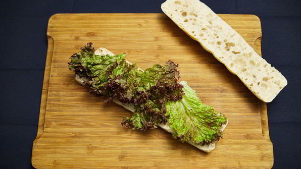 сэндвич с курицей и овощами-гриль