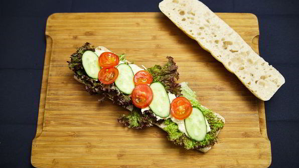 сэндвич с курицей и овощами-гриль