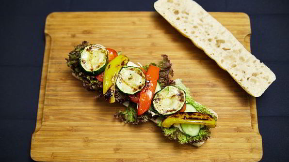 сэндвич с курицей и овощами-гриль