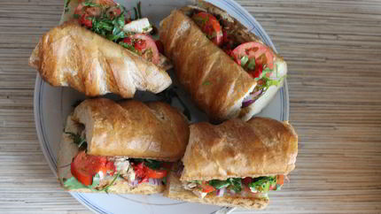 Сэндвич с курицей, помидорами и красным луком