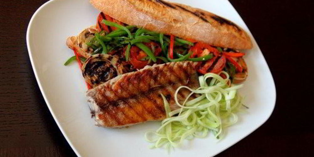 Рецепт сэндвича с макрелевым тунцом и овощами, обжаренными на гриле