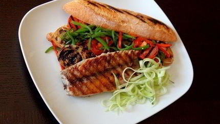 Сэндвич с макрелевым тунцом и овощами, обжаренными на гриле