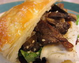 Сэндвич с Моцареллой, грибами и соусом Нисуаз