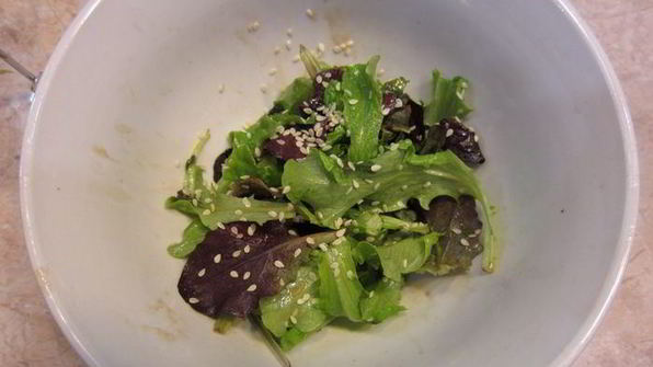 сэндвич с моцареллой, грибами и соусом нисуаз