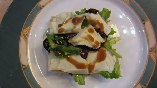 сэндвич с моцареллой, грибами и соусом нисуаз