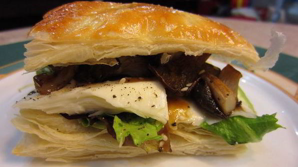 сэндвич с моцареллой, грибами и соусом нисуаз