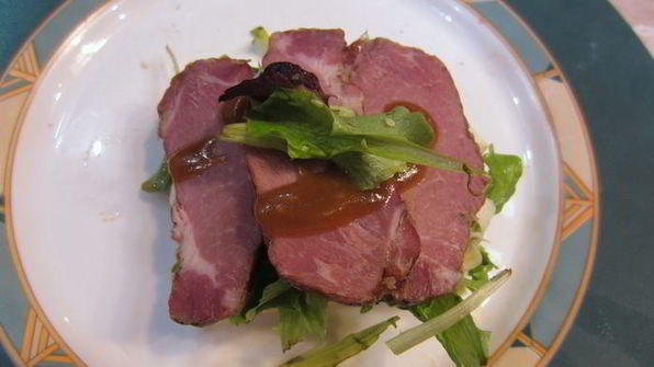 сэндвич с моцареллой, грибами и соусом нисуаз