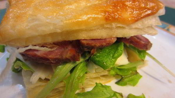 сэндвич с моцареллой, грибами и соусом нисуаз