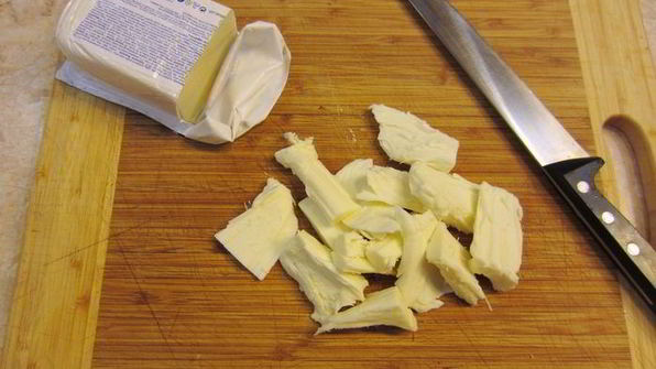 сэндвич с моцареллой, грибами и соусом нисуаз