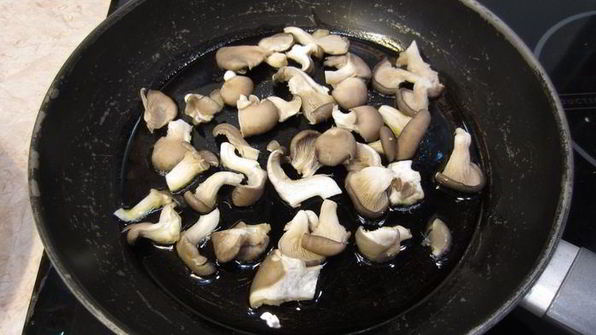 сэндвич с моцареллой, грибами и соусом нисуаз