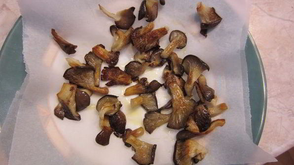 сэндвич с моцареллой, грибами и соусом нисуаз