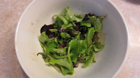 сэндвич с моцареллой, грибами и соусом нисуаз