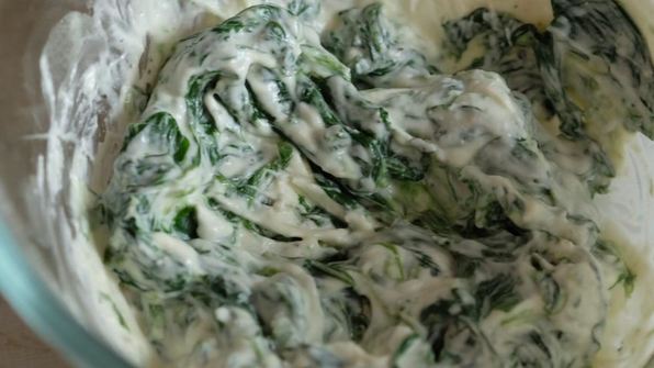 сэндвич с шпинатом, творожным сыром и перепелиным яйцом