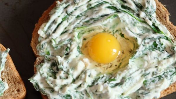 сэндвич с шпинатом, творожным сыром и перепелиным яйцом