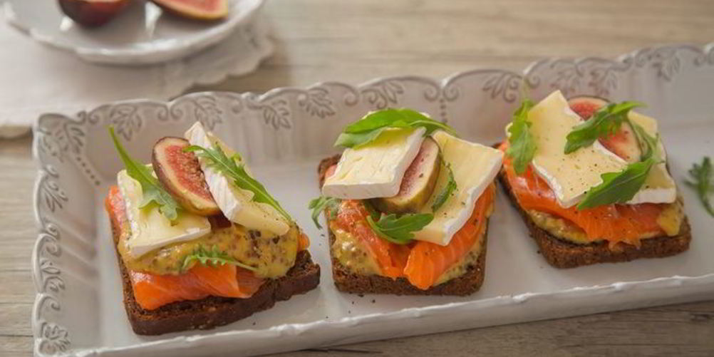 Рецепт сэндвич с сыром бри, форелью и инжиром