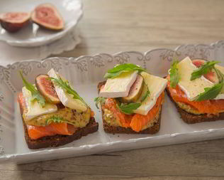 Сэндвич с сыром бри, форелью и инжиром