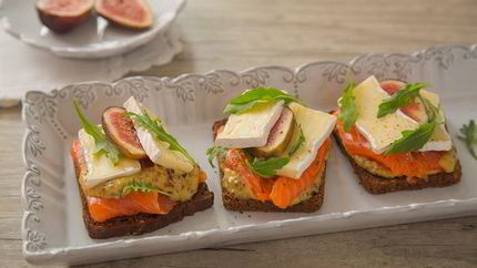 Сэндвич с сыром бри, форелью и инжиром