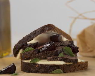 Сэндвич с телятиной и розмарином