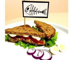 Сэндвич с тунцом и перепелиным яйцом