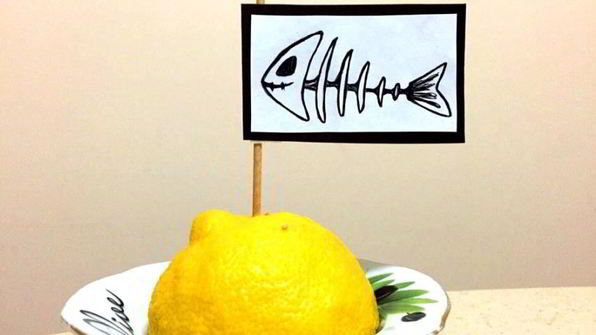 сэндвич с тунцом и перепелиным яйцом