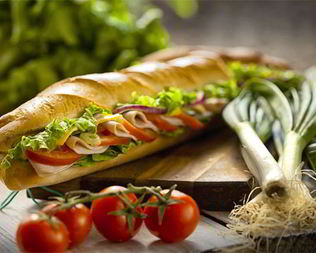 Сэндвич с ветчиной, сыром и помидорами