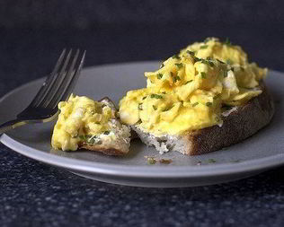 Сэндвич с яйцом и зеленью