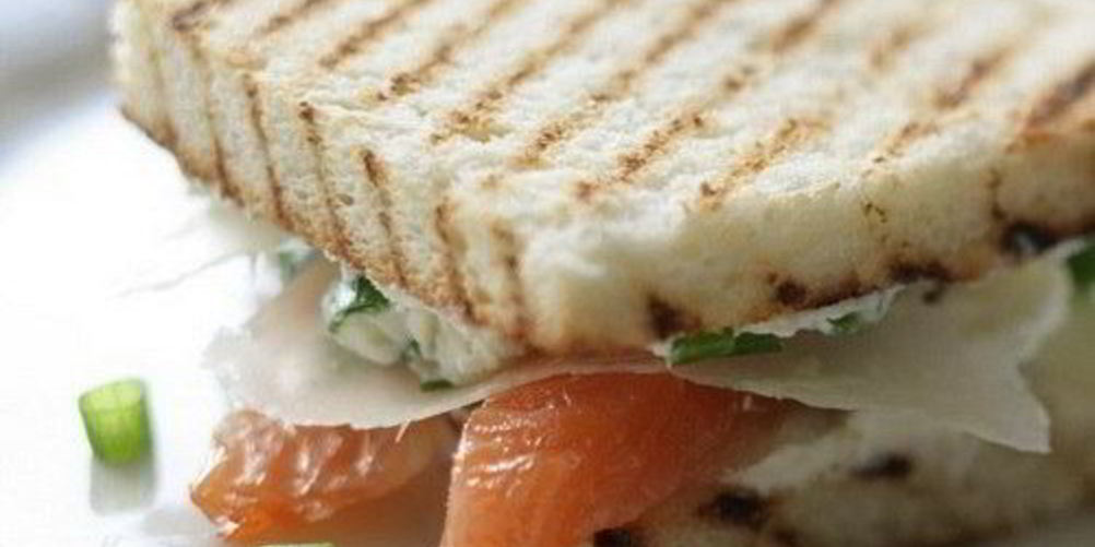 Рецепт сэндвича со слабосоленой семгой и сливочным сыром