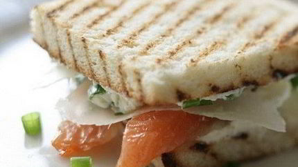 Сэндвич со слабосоленой семгой и сливочным сыром