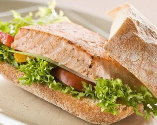 Сэндвичи с лососем на гриле, рукколой, помидорами и кремом из авокадо