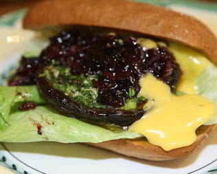 Сэндвичи с портобелло, шалотом и чесночным майонезом