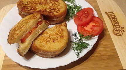 Теплый сэндвич с сыром и помидором