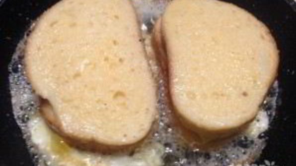 теплый сэндвич с сыром и помидором