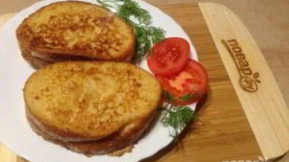 теплый сэндвич с сыром и помидором