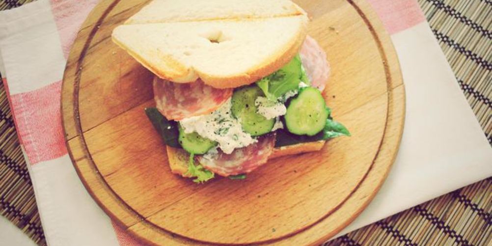 Рецепт утреннего сэндвича с огурцом, салями и фетой