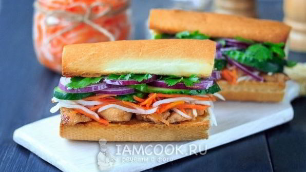 вьетнамский сэндвич бан ми с курицей