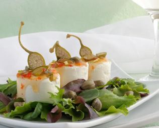 Сыр и каперсы с кисло-сладким соусом и фисташками