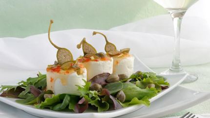 Сыр и каперсы с кисло-сладким соусом и фисташками