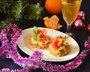 Новогодние тарталетки с семгой