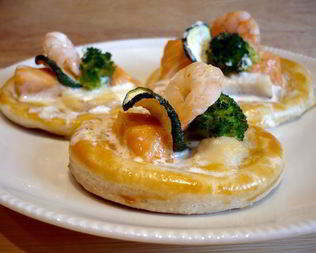 Рыбные тарталетки из слоеного теста