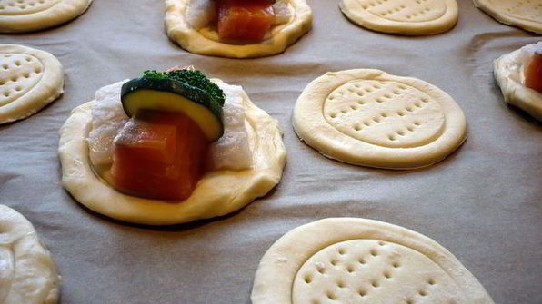 рыбные тарталетки из слоеного теста