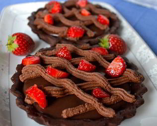 Шоколадные тарталетки с клубникой