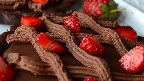 шоколадные тарталетки с клубникой