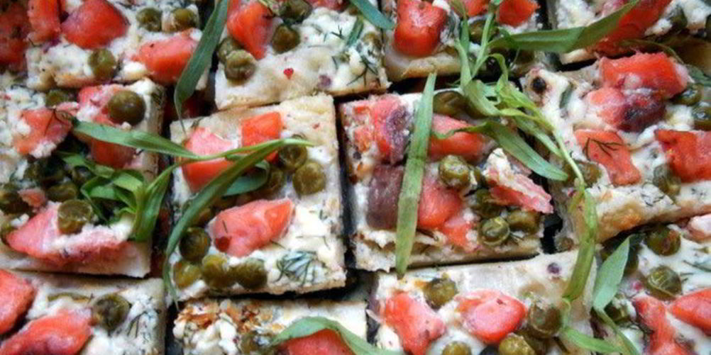 Рецепт слоеных тарталеток с копченым лососем, маскарпоне и горошком